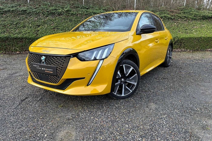 Peugeot 208 GT Line PARKSENS+CAM (2020)