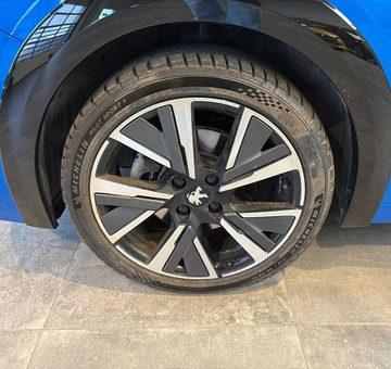 Peugeot 208 1.2i GT *NAV+CAM+SENS* (2022)