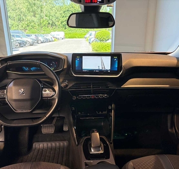 Peugeot E-2008 50 kWh Allure (2021)